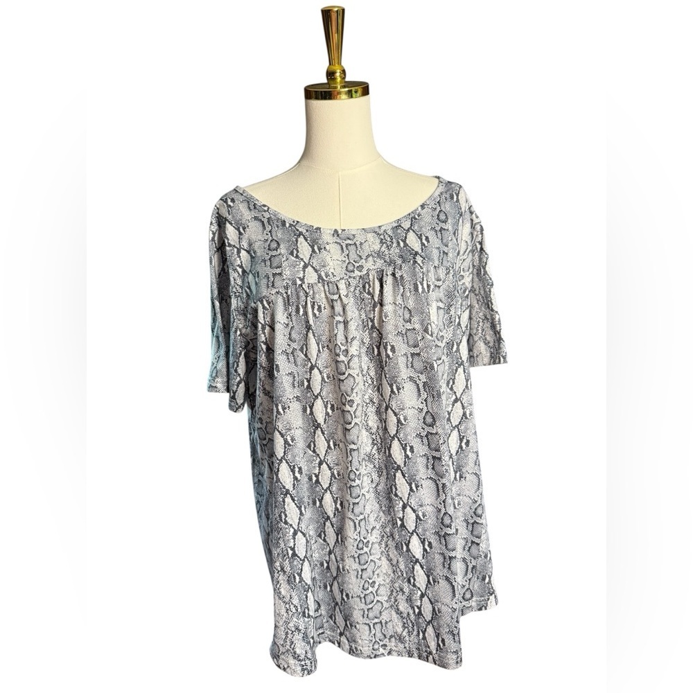 Women’s Snake-Print Short Sleeve Top - Gray and White Size 3X XXXL